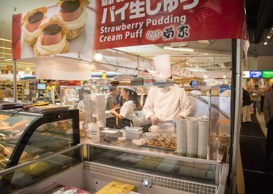 Strawberry pudding cream puff stand