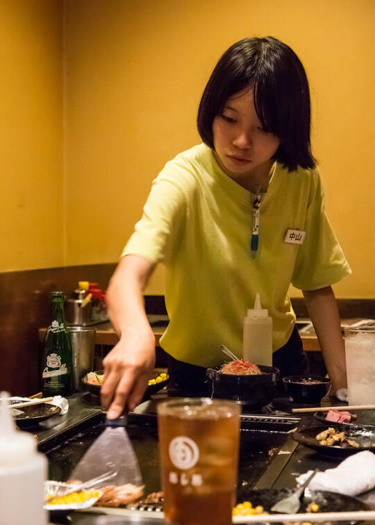 One of the employees making the food