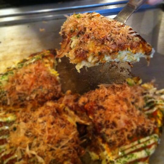 Serving the okonomiyaki