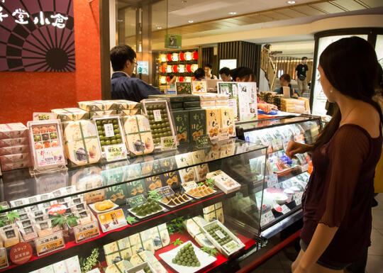 Allison shopping for food souvenirs to bring home