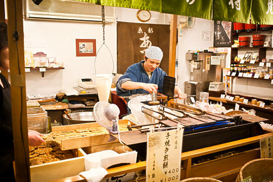 Preparing some kind of rice crackers?