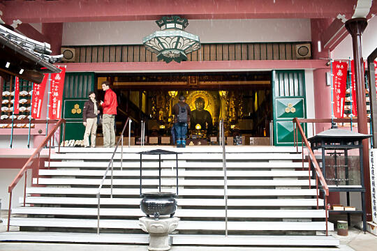 Temple or shrine right in the middle of the mall