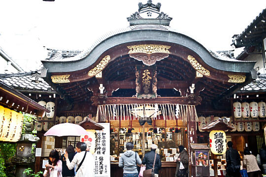 Temple or shrine right in the middle of the mall