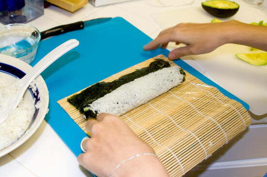 Rolling the uramaki