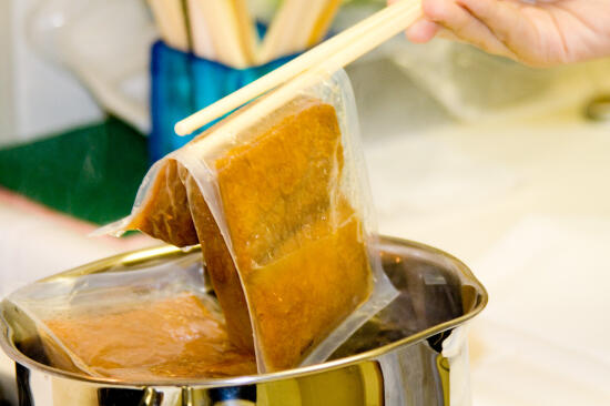 Removing the aburaáge packet from the boiling water