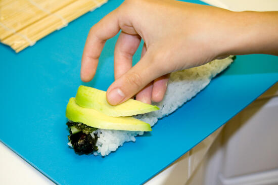 Placing the toppings on the uramaki