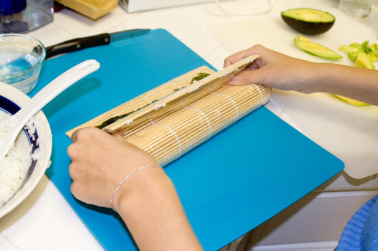 Rolling the uramaki