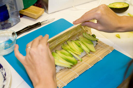 Squeezing the uramaki roll