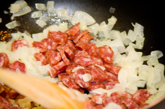 Pour the sausages in the pan...