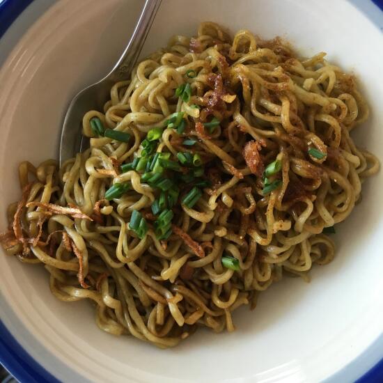 Green noodles and fried onions