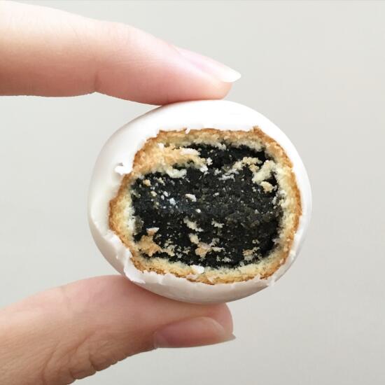 Black sesame pastry