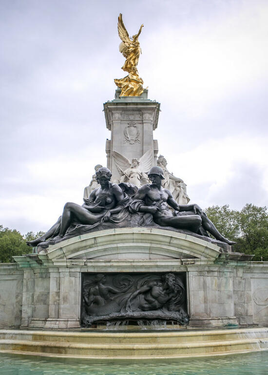 Fountain in front of Buckingham Palace