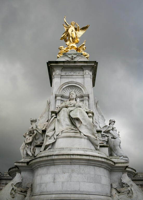 Fountain in front of Buckingham Palace