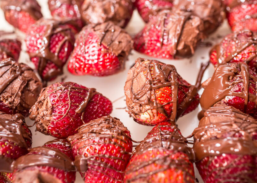 chocolate cheesecake-stuffed strawberries