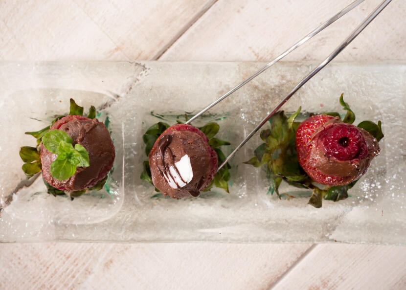 chocolate cheesecake-stuffed strawberries