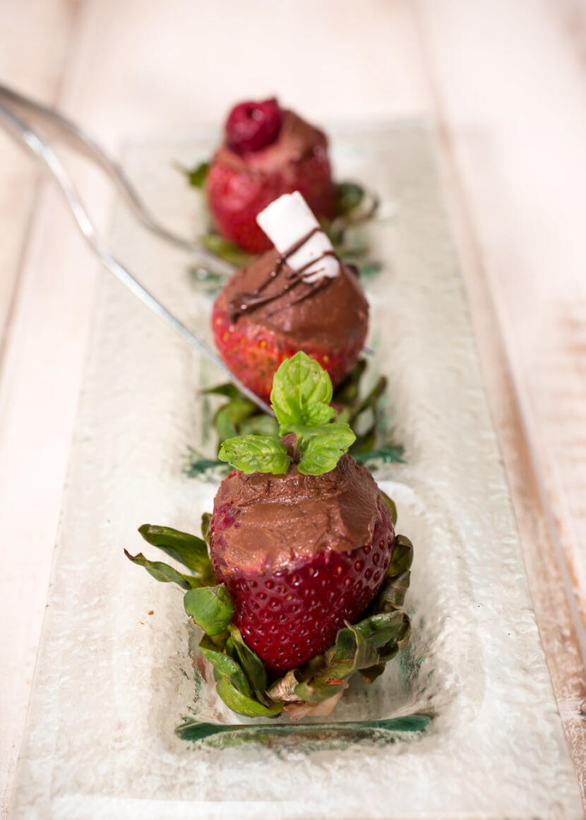 chocolate cheesecake-stuffed strawberries