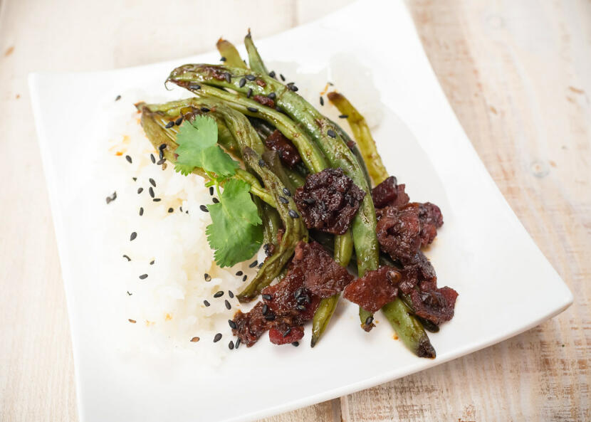 asian-style green beans with bacon