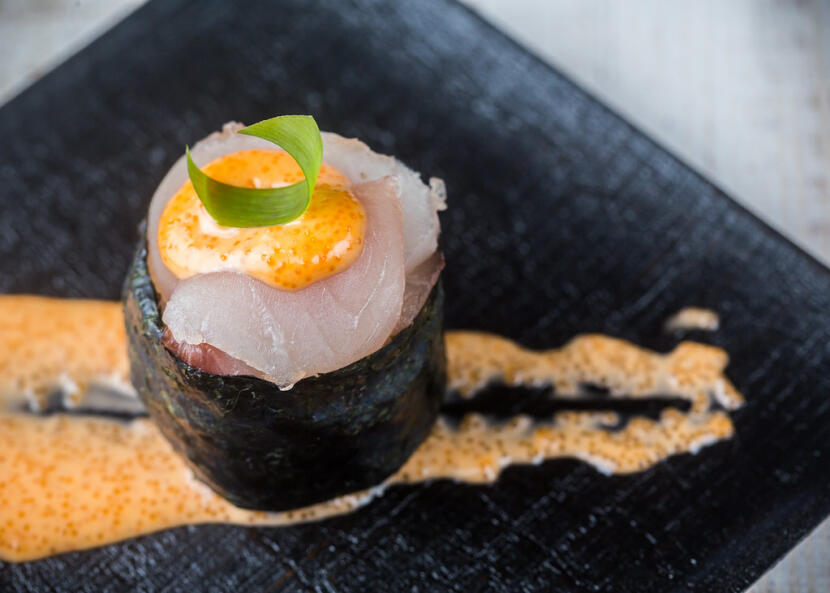 spicy hamachi gunkan maki