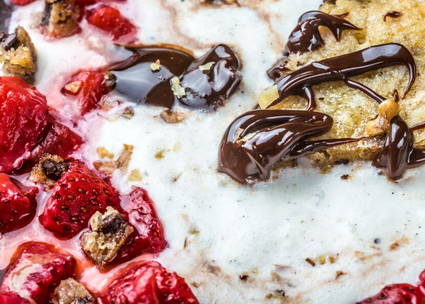 cookie with ice cream, fudge sauce, macerated strawberries